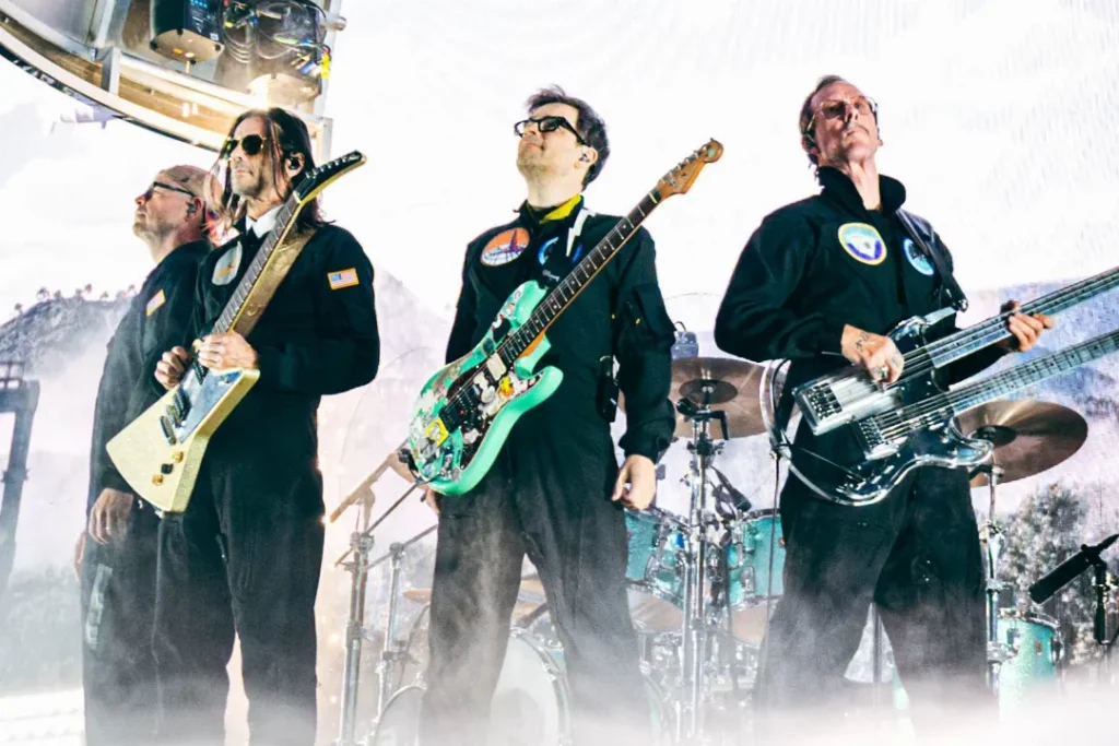 Weezer Confirmará Apresentação no Coachella Após Incidente com Esposa do Baixista Scott Shriner