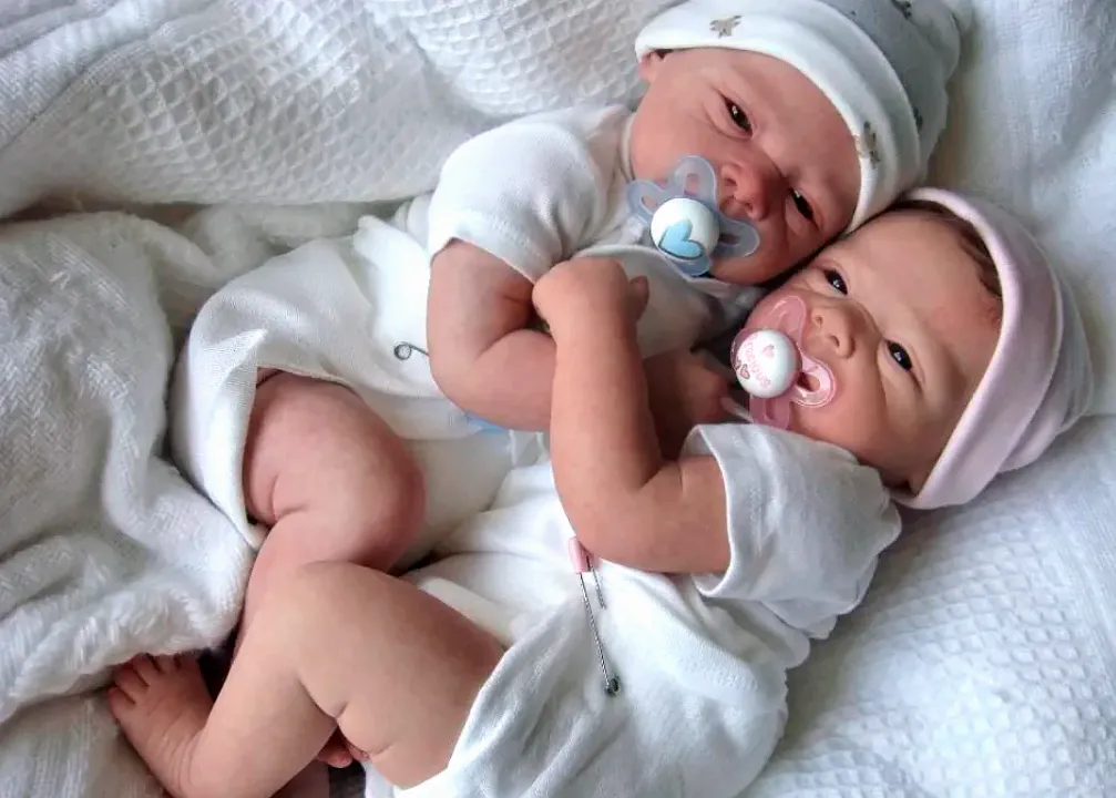 Bebês Reborn de menino e menina recém-nascidos feitos de silicone sólido e realista.