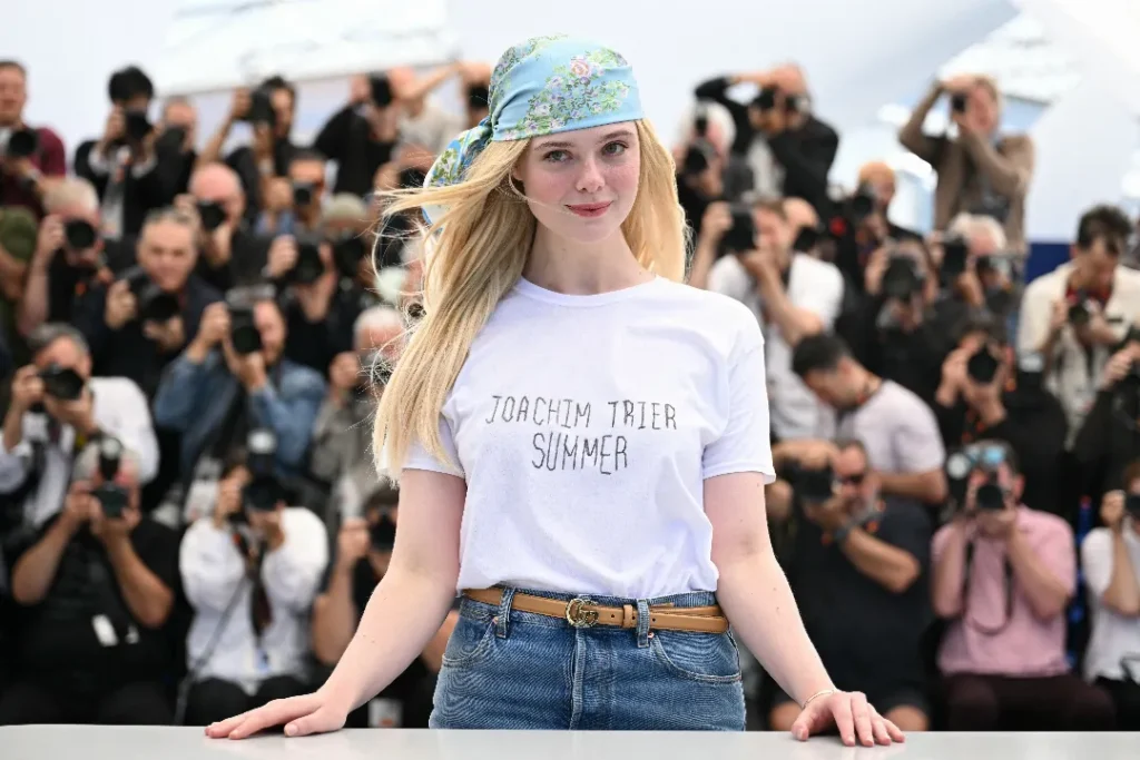 Elle Fanning Declara "Um Verão com Joachim Trier" em Cannes: Crescendo em Autonomia e Fraqueza Spontânea como Atriz