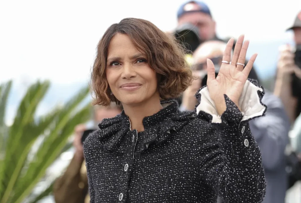 Halle Berry Altera Vestido para o Festival de Cannes devido a Novas Regras do Tapete Vermelho