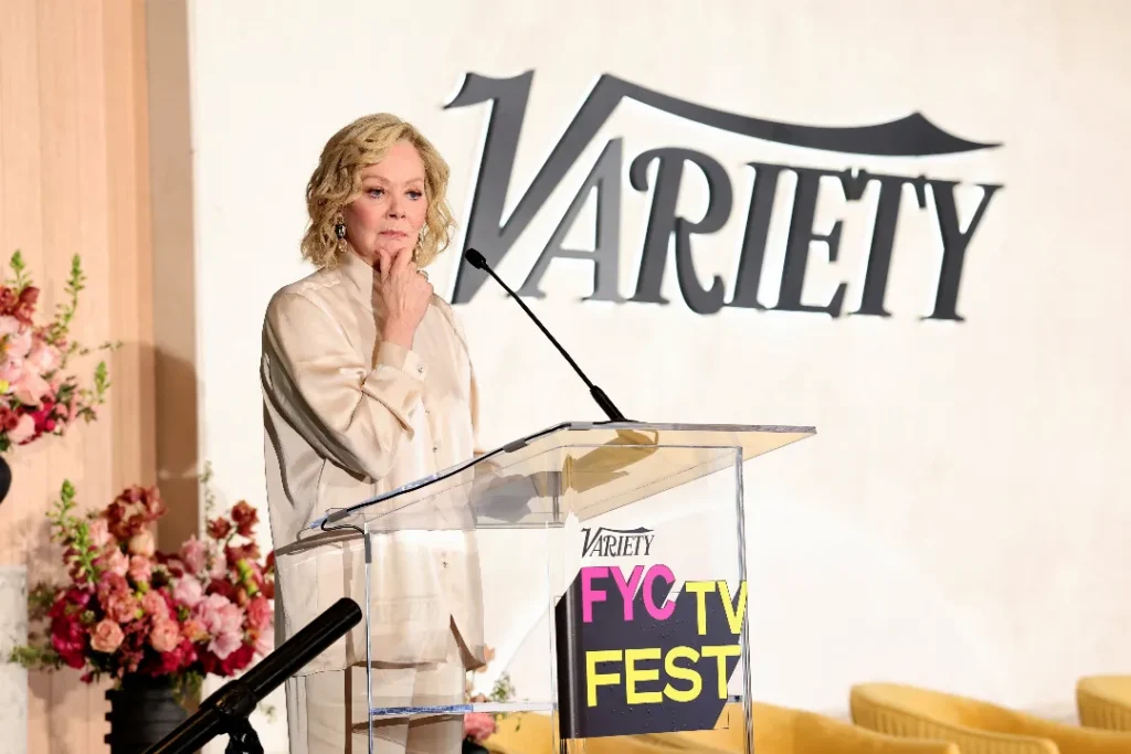 Jean Smart Recebe Prêmio Mary Tyler Moore no Festival de TV Variety FYC 2025