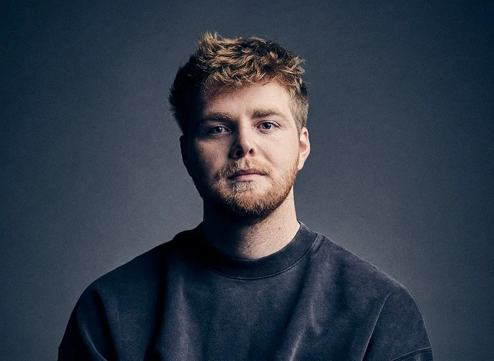 Alex Warren: A Fórmula para o Sucesso com Canções Comuns