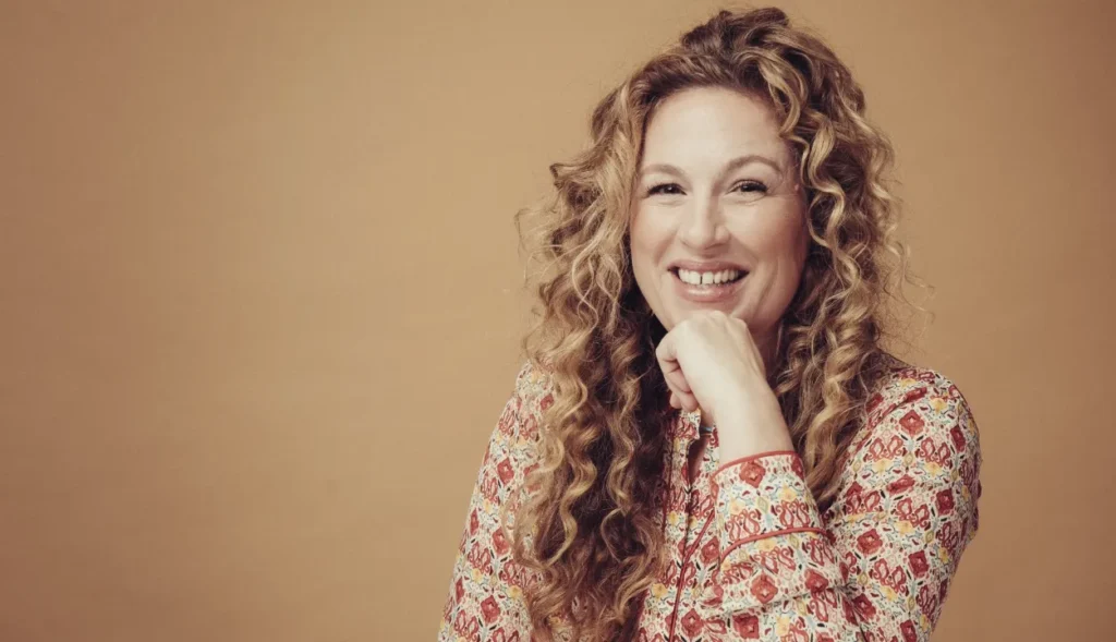 Molly Smith Metzler Retorna com "Sirens" e Renova Contrato com Netflix