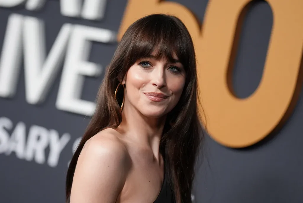 Dakota Johnson Enfrentou Dificuldades Financeiras Após Corte do Pai