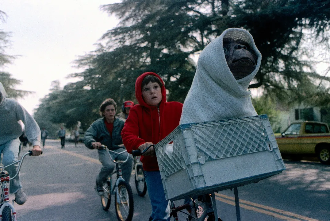 Dee Wallace, Estrela de E.T., Revela Disputa com Steven Spielberg Sobre Relacionamento Entre E.T. e a Mãe de Elliot em Filme que Pretendia Ser Familiar