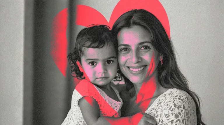 Mãe e filha em um abraço de amor - Caça Palavras Pesonalizado de Dia das Mães