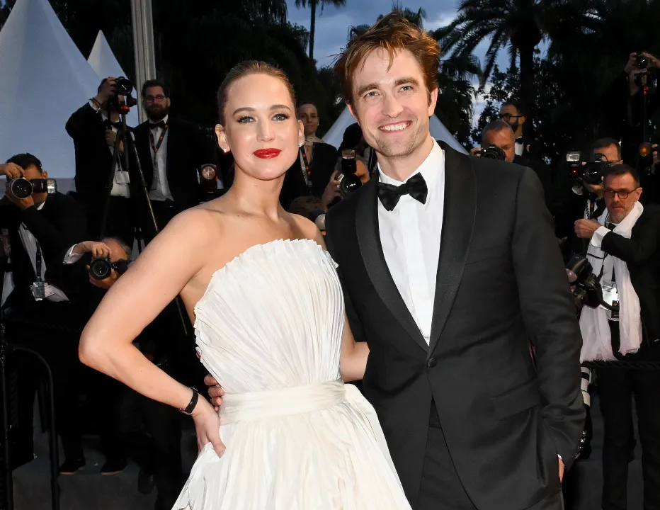 Jennifer Lawrence e Robert Pattinson Mergulham em Loucura Animalista em "Morrer de Amor" e Recebem Aplausos de Pé em Cannes