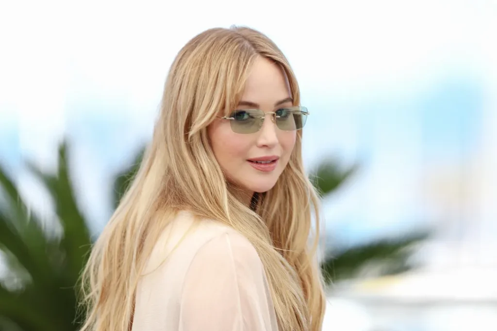 Jennifer Lawrence Comenta Sinceramente Sobre a Maternidade e o Pós-Parto: "É uma Experiência Isoladora"