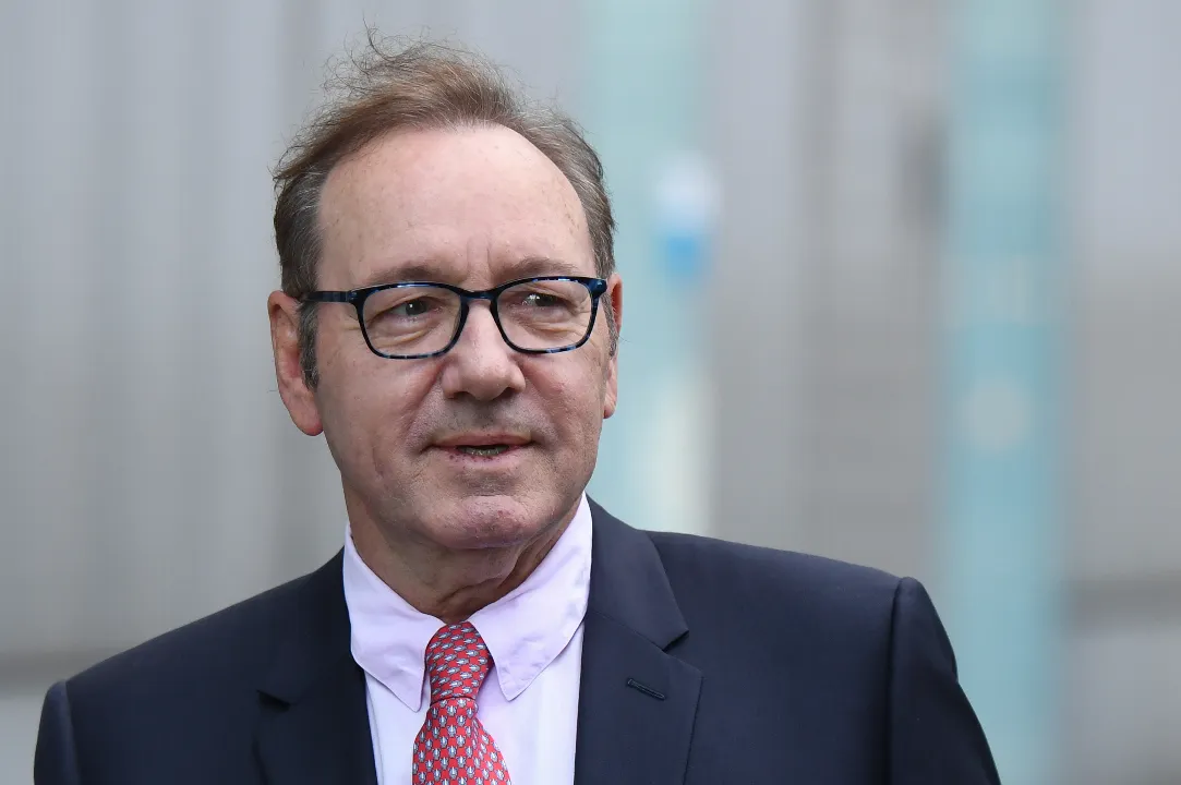 Kevin Spacey Chora e Cita Elton John em Discurso Emocionado no Festival de Cannes