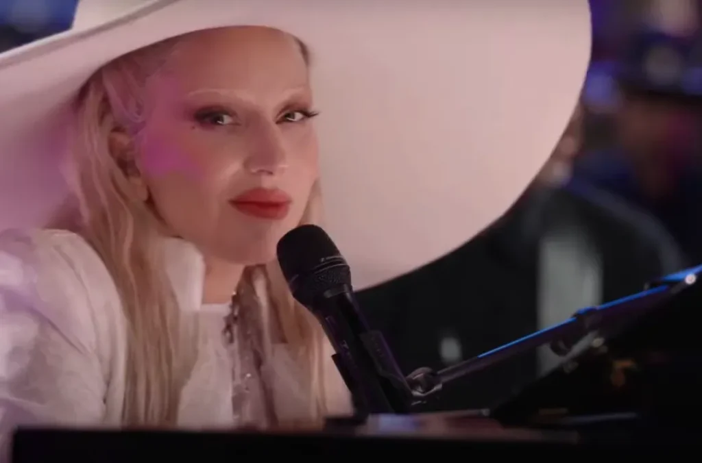Lady Gaga Recebe Prêmio Sports Emmy por Performance de "Hold My Hand" no Super Bowl