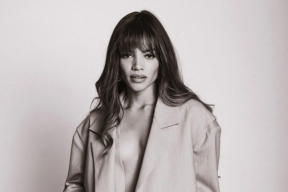 Leslie Grace Interpreta Heroína que Sobrevive Após Ser Engolida por Baleia em "Propel"
