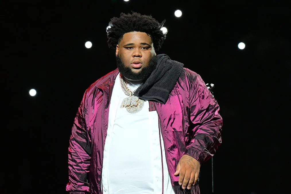 Rod Wave, Rapper, É Preso e Libertado por 14 Acusações, Incluindo Agravado e Posse de Arma de Fogo