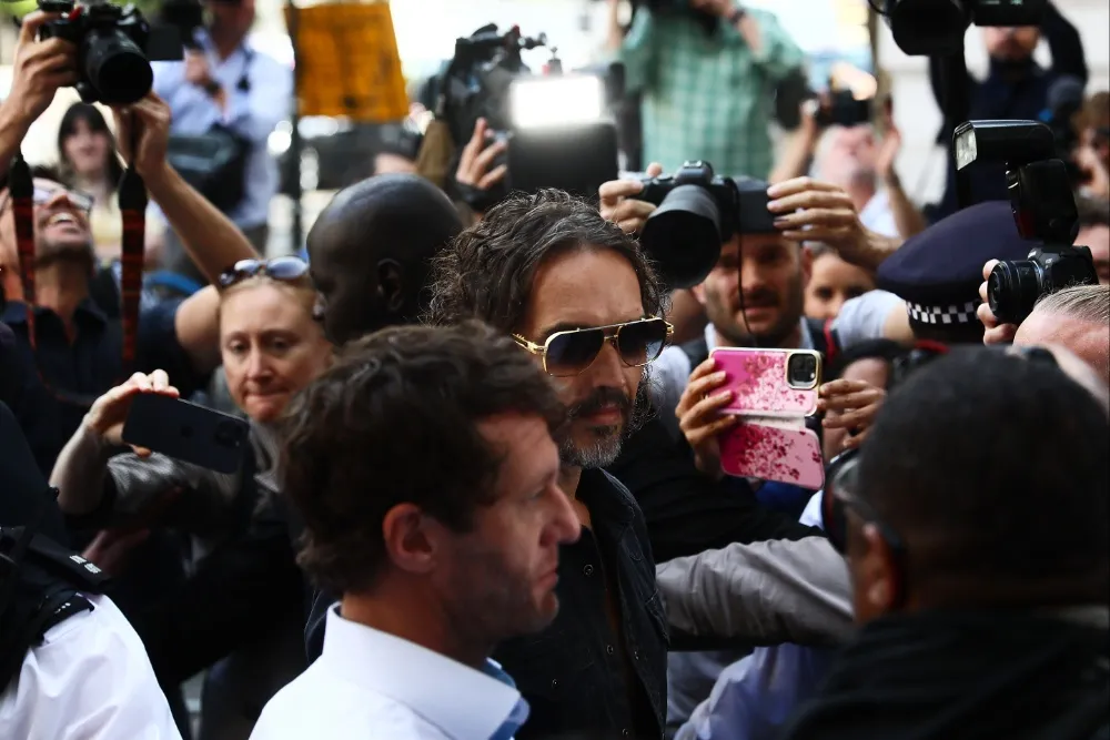 Russell Brand Comparece à Corte de Londres por Acusações de Estupro e Agressão Sexual