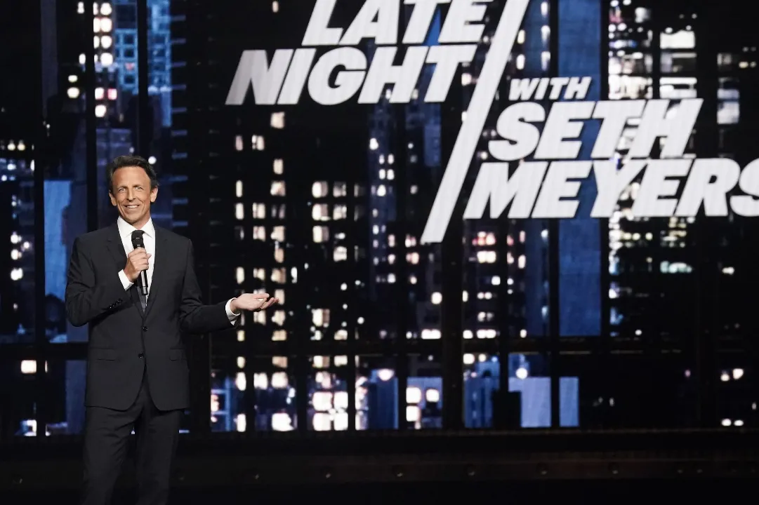 Seth Meyers Ironiza Séries e Segredos na Apresentação da NBCUniversal