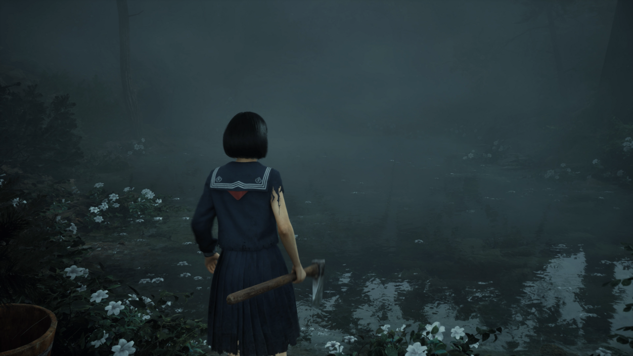 Hinako olha para um lago cercado por flores brancas em Silent Hill f.