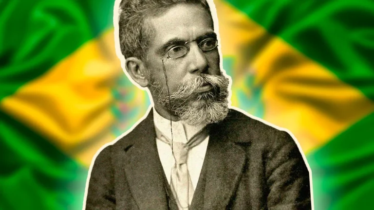 Retrato de Machado de Assis com a Bandeira do Império do Brasil ao fundo.