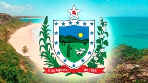 Praia do Litoral do estado da Paraíba com o Brasão do estado à frente.