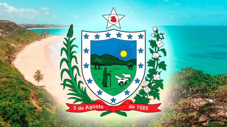 Praia do Litoral do estado da Paraíba com o Brasão do estado à frente.