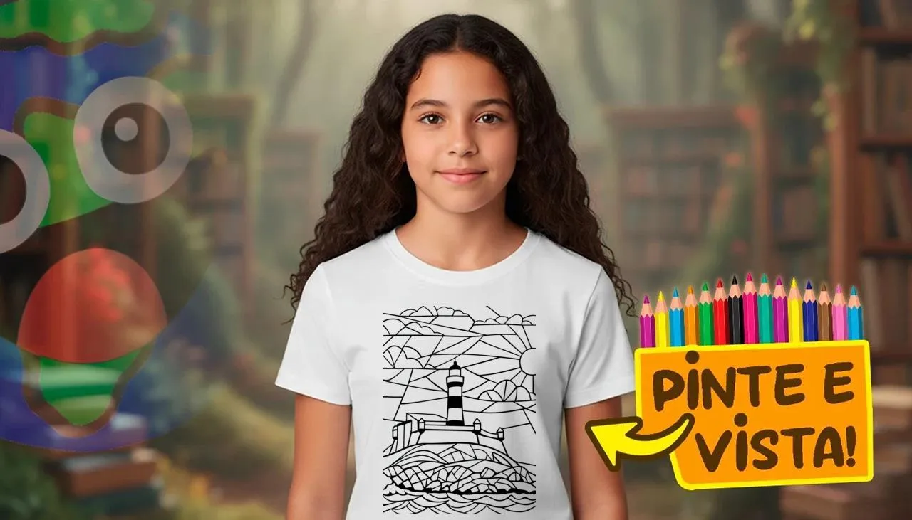 Pessoa usando uma camiseta para colorir sobre Farol da Barra em Salvador!