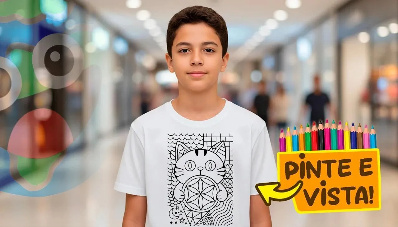 Pessoa usando uma camiseta para colorir sobre Gato Fractal!